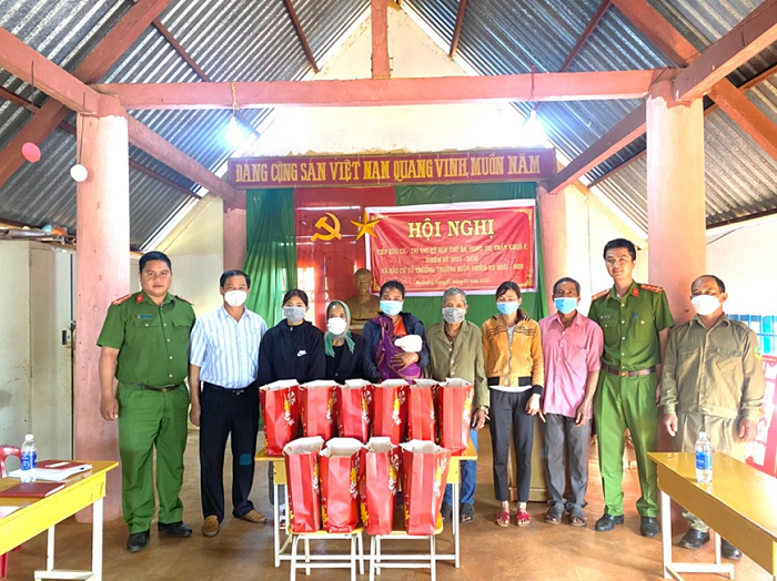 Tặng quà tết vì người nghèo và người khuyết tật Xuân Nhâm Dần 2022